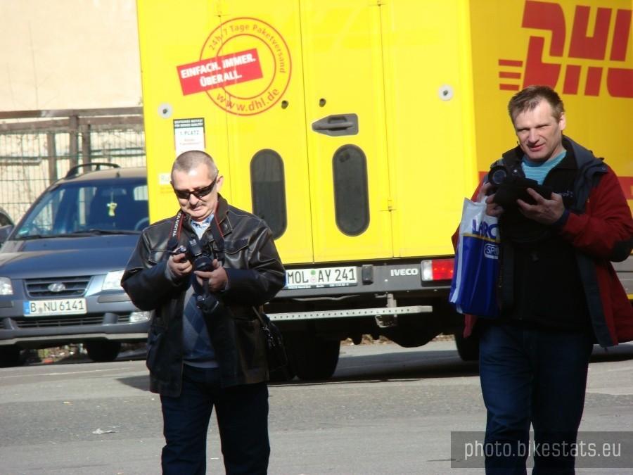 Berliner Fahrad Schau -2012 . Tych dwóch panów to nie kierowcy DHL a fotografowie robiący zdjęcia potężnemu grafiti na budynku przy bazie DHL.