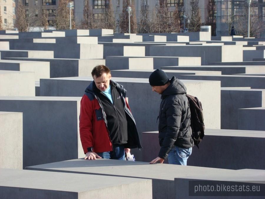 Berliner Fahrad Schau -2012 Pomnik ku czci pomordowanych Żydów.