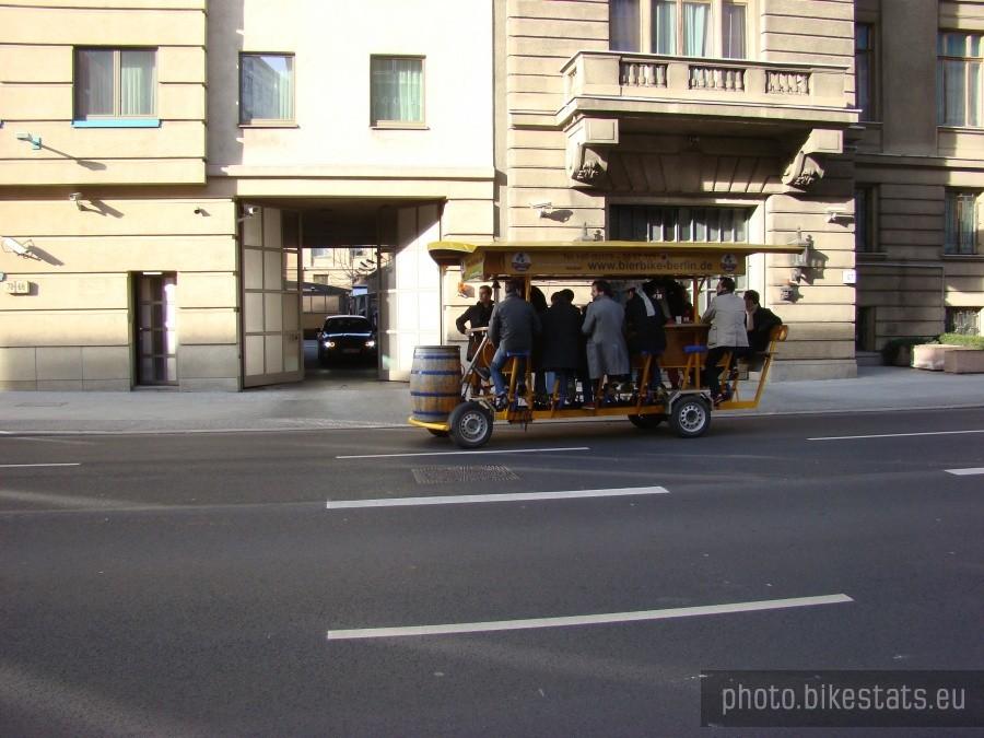 Berliner Fahrad Schau -2012 . Bar i rower w jednym.