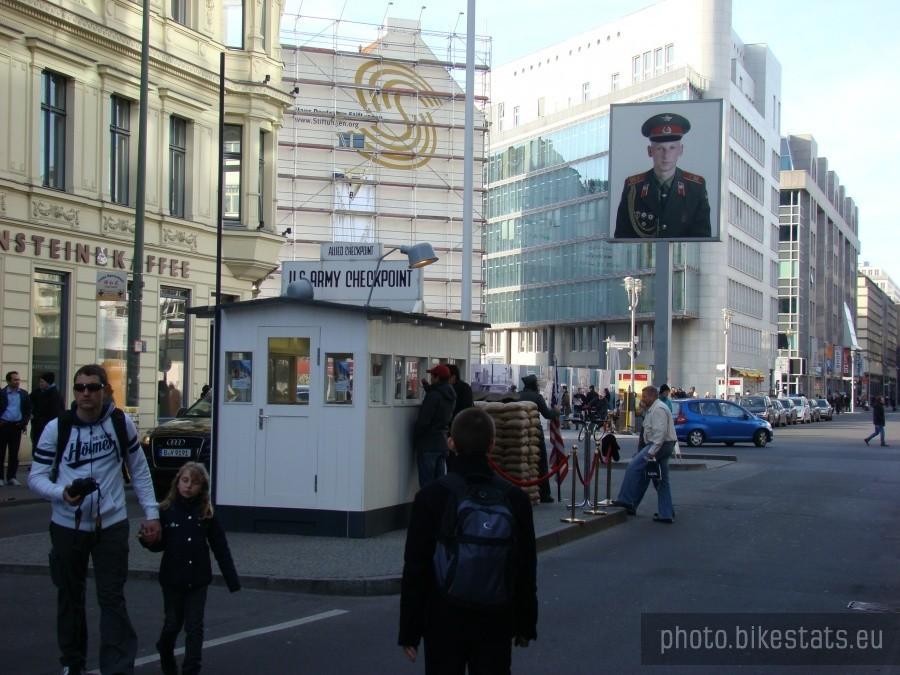 Berliner Fahrad Schau -2012 Dawny punkt graniczny w Berlinie miedzi wschodnią i zachodnią częścią miasta.