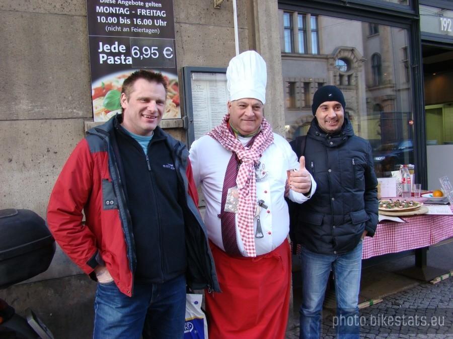Berliner Fahrad Schau -2012. Berlin miasto wielu nacji.Włoska knajpa , polscy turyści , niemiecki kucharz.