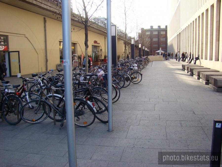 Berliner Fahrad Schau -2012. Jeden z wielu parkingów rowerowych.