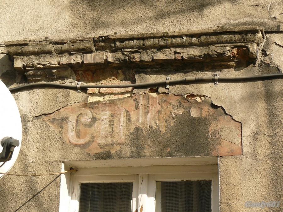 Odsłonięty napis.