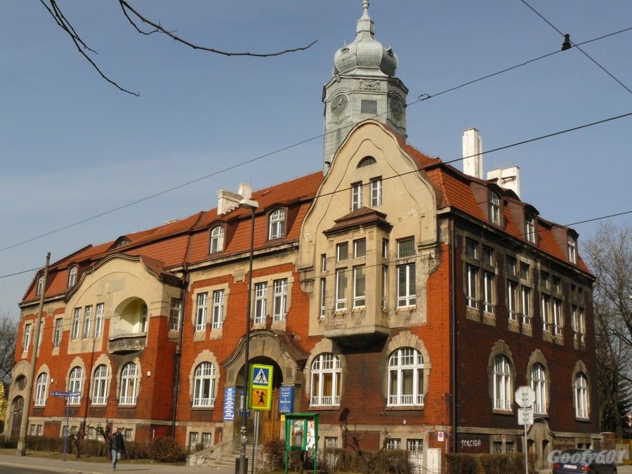 Mikulczycki ratusz w całej okazałości.