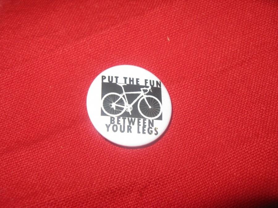 Plakietka "Put the fun between Your legs"