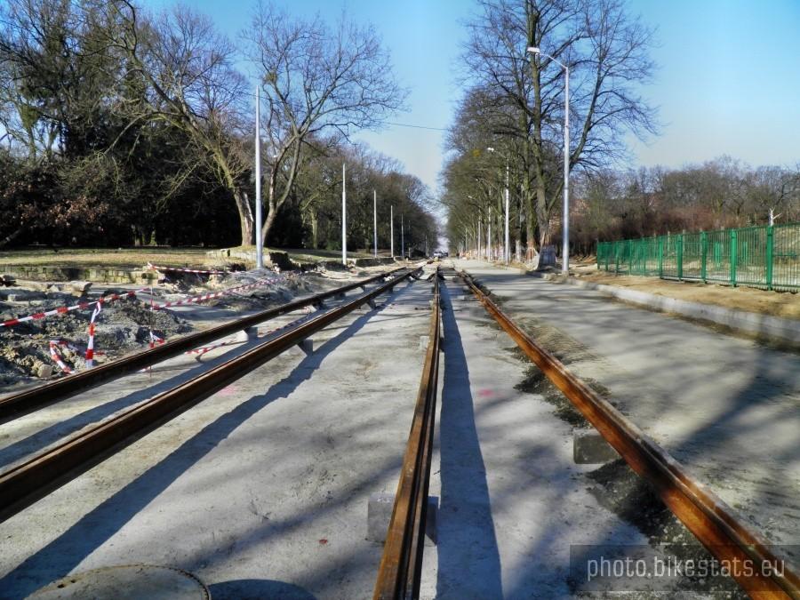 Jeszcze raz ulica Niemierzyńska - szyny tramwajowe czekają na montaż.