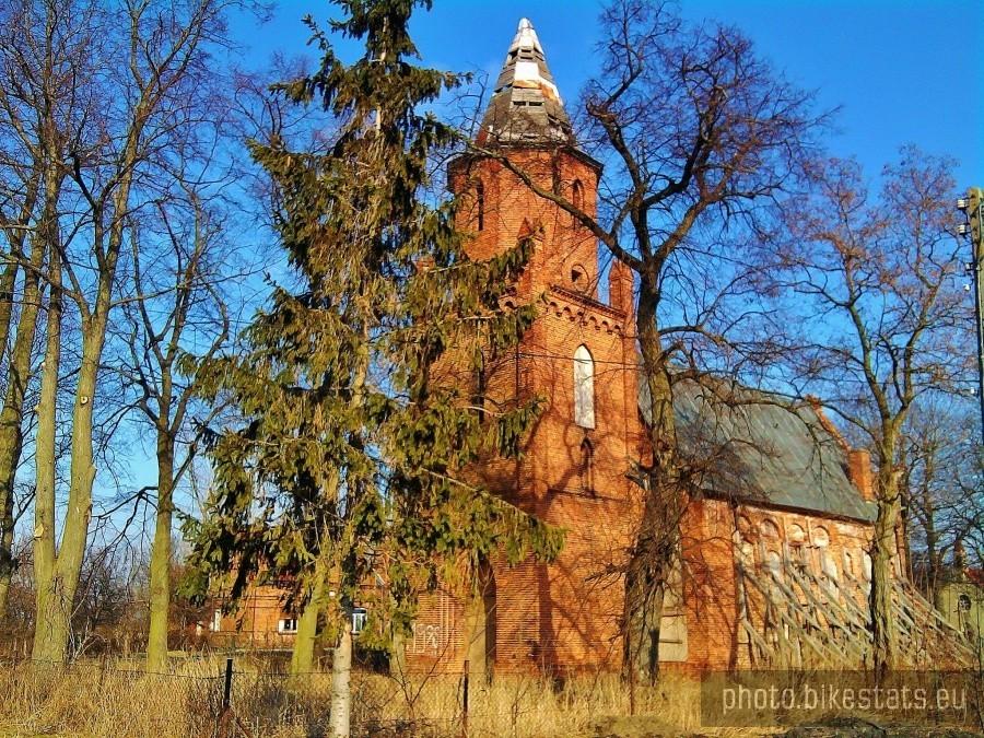 Zabytkowy koścół w Gnojewie.