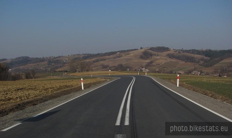 spojrzenie na podjazd ze Zborowic w stronę Łużnej, już po serpentynach