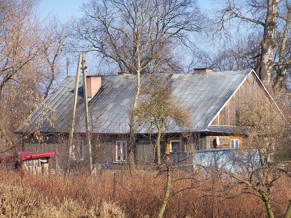 Dawny zbór ewangelicki w Kazuniu Nowym, po wojnie mieściły się w nim urząd gminy, szkoła i posterunek milicji, obecnie to zwykły dom mieszkalny