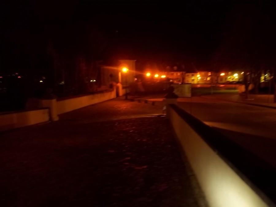 miasteczko nocą