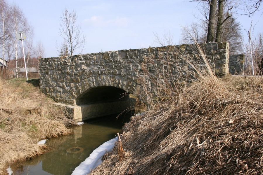 Zabytkowy kamiennny most w Nosówce