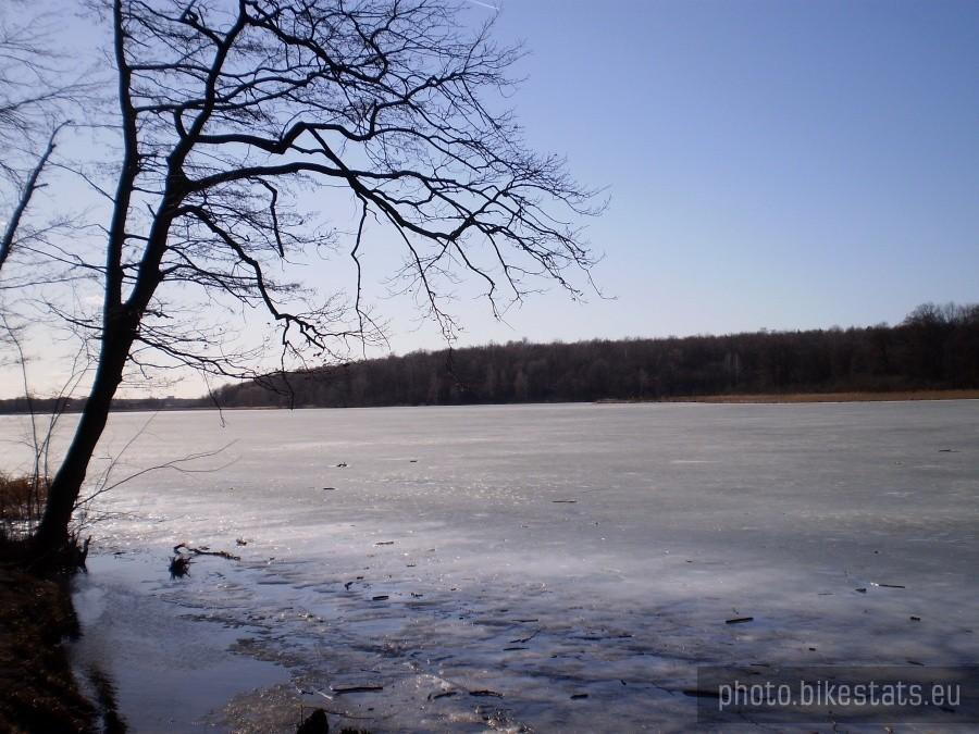 Jezioro Swarzedzkie jeszcze skute lodem