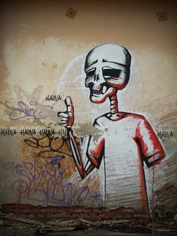 Grafitti w opuszczonej fabryce