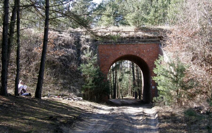 Kolejny wiadukt i krótka przerwa z zerkaniem na mapę, bo nie wiemy gdzie jesteśmy :)
