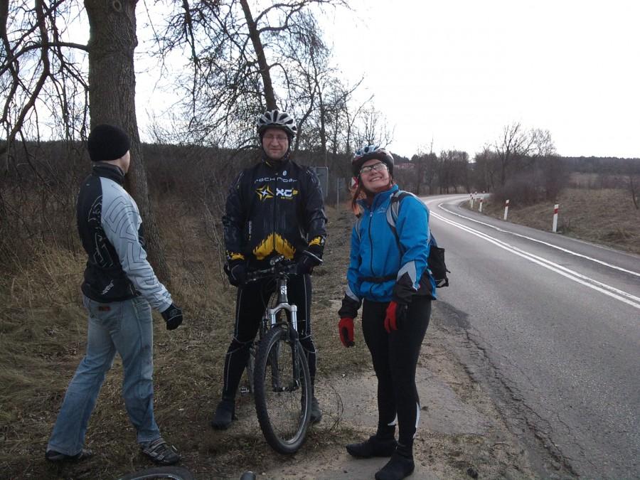 niedziela ... na trasie: prężenie muskułów ... Piotrek,Darek,Monika