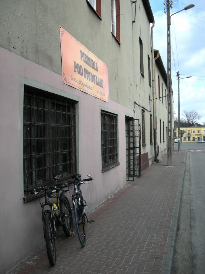 Mstów - polecam "Pizzerie pod stodołami" w pobliżu rynku.