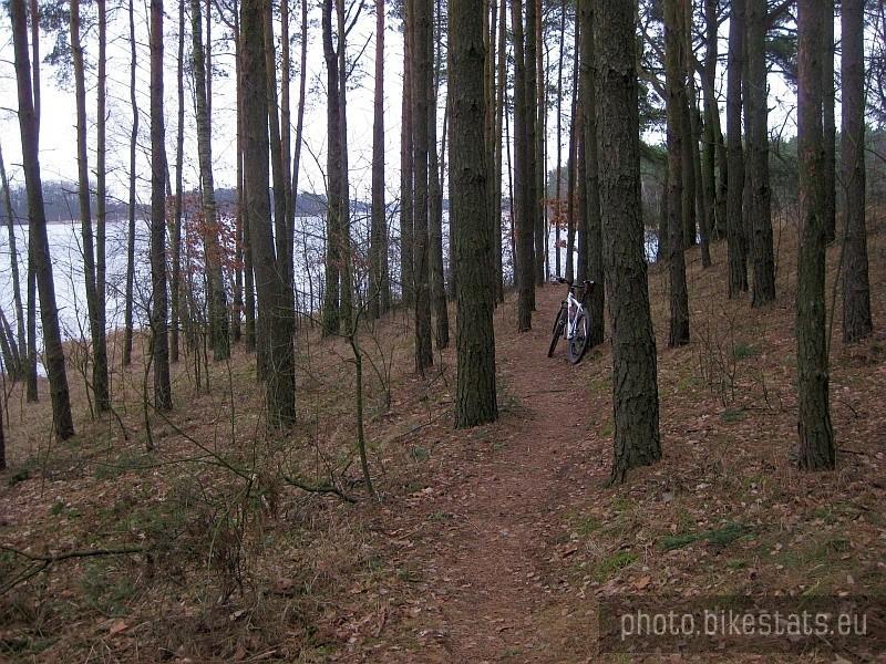 Singletrack przy brzegu Jeziora Kowalskiego