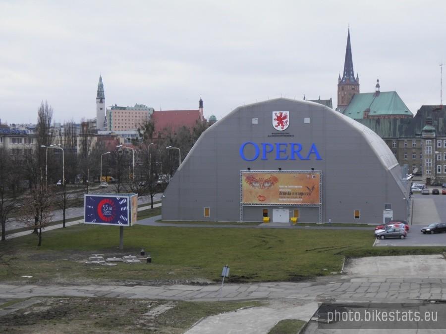 W tym niezbyt efektownym obiekcie mieści się szczecińska opera.