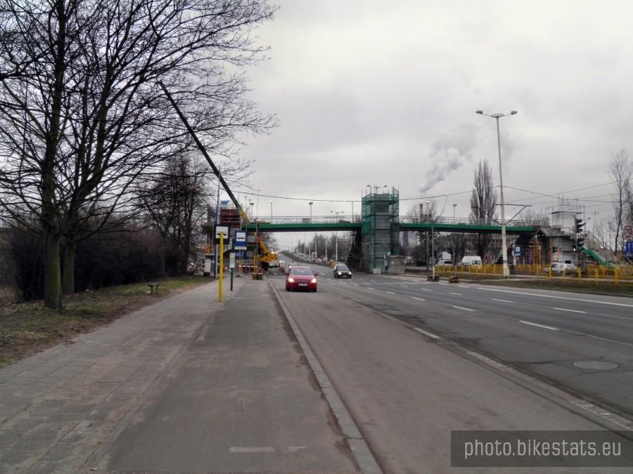 Jedna z dwóch kładek nad ulicą Gdańską, ciągle nie gotowych.