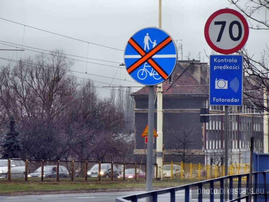 Najczęściej powtarzający się znak drogowy przy ścieżce rowerowej.