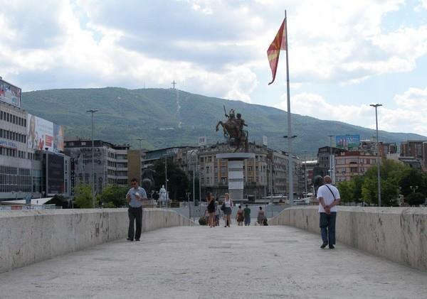 Plac w centrum Skopje, w tle góra Vodno