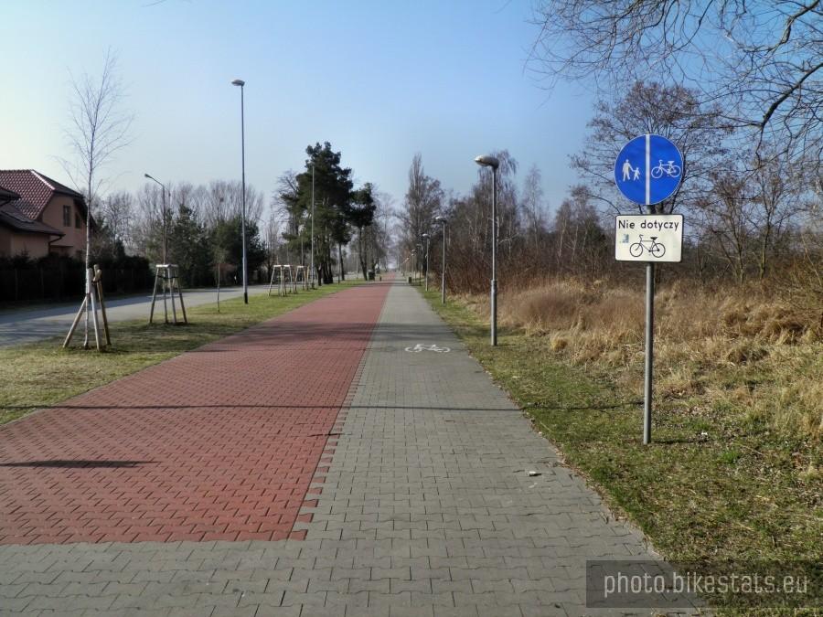 Trzebież i przestronna promenada nad Zalewem Szczecińskim.