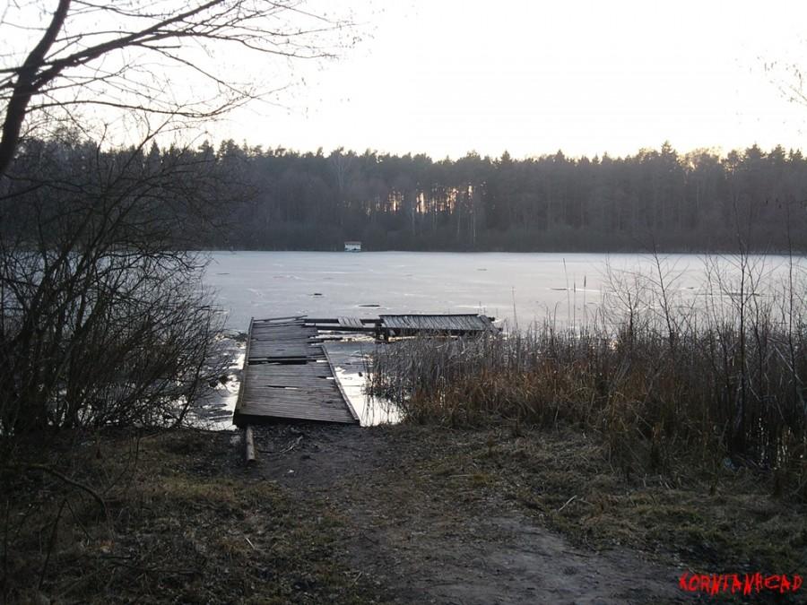 Na jeziorze jest jeszcze lód ale już na pewno nie da się na niego wejść