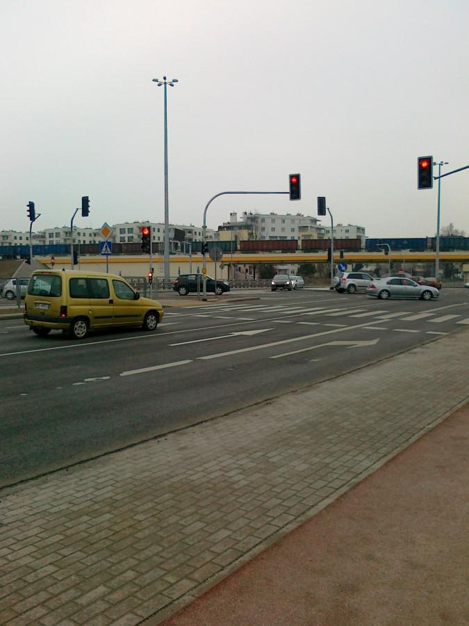 Pociąg na wiadukcie nad S8 nad Lazurową