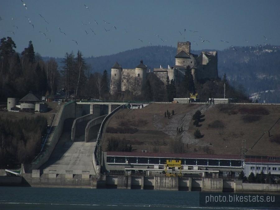 Zapora dzielaca jeziora Czorsztyńskie i Sromowieckie i zamek w Niedzicy - legenda głosi, że starszyła tam niejaka CheEvara... ;)