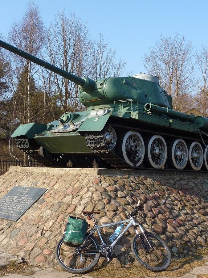 Czołg w Wołominie upamiętniający największą bitwę pancerną na ziemiach polskich