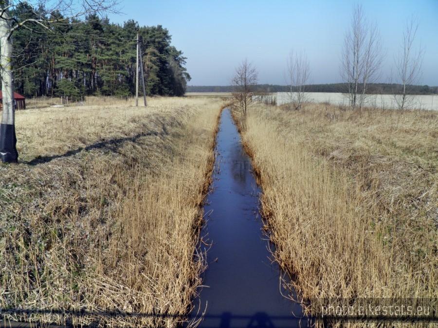 Struga wodna między Sławoszewem a Grzepnicą.