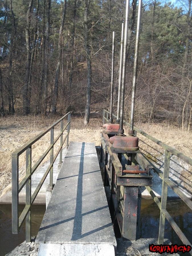 Nie działająca już mała zapora wodna, relikt PRL-u