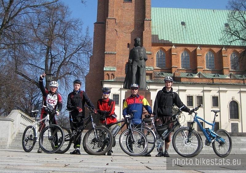 Ekipa zwarta i gotowa przed pomnikiem Bolka Chrobrego w Gnieźnie
