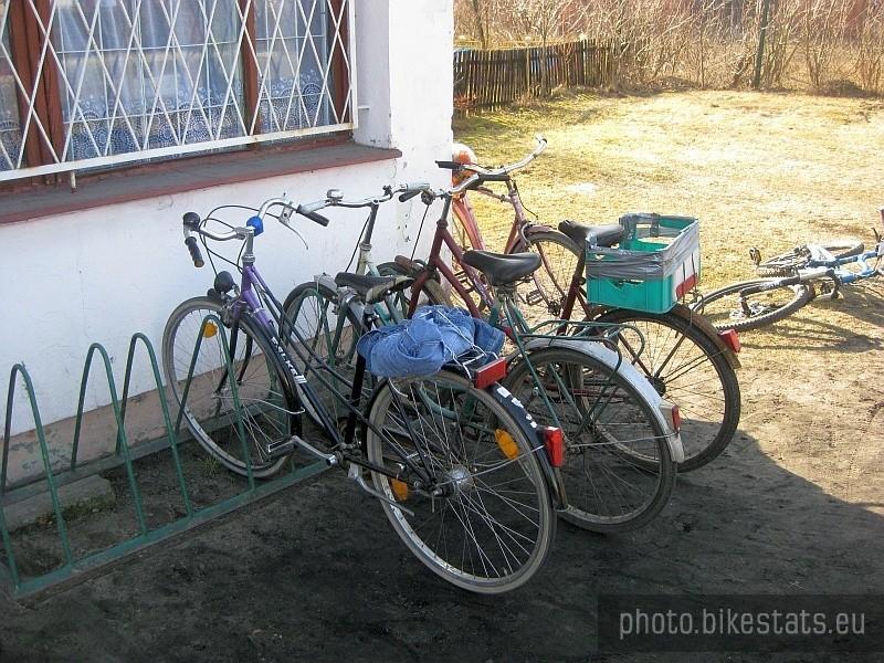 W Mielnie pełen lans przed sklepem monopolowym