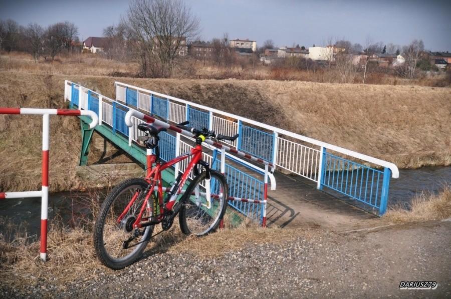 Przejazd przez kładkę nad rzeką Brynica