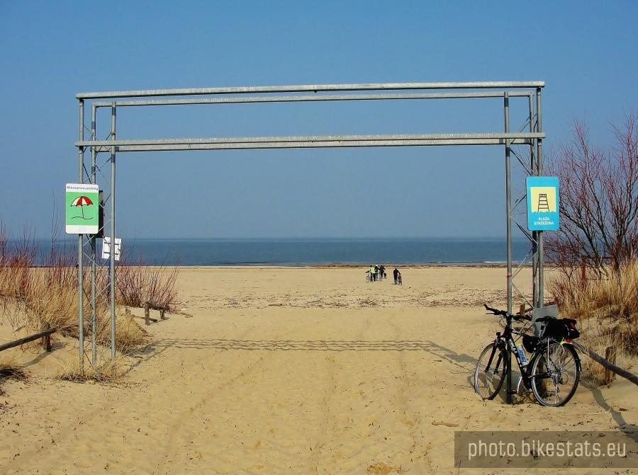 Wejście na plażę w Mikoszewie.