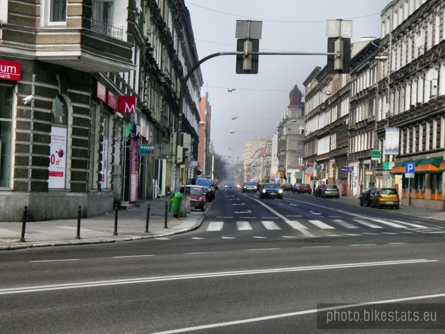Widok na ulicę Jagiellońska w niedzielny poranek.