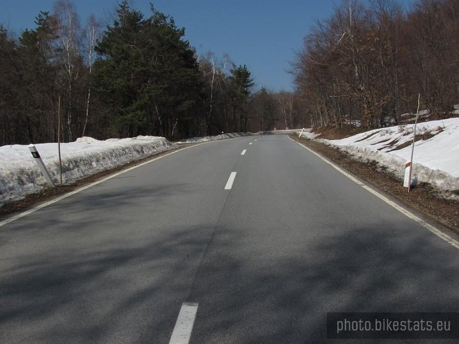 wyżej zalegają jeszcze śniegi, podjazd na Przeł.Beskid