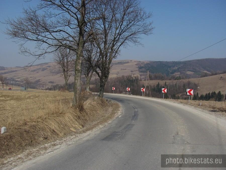 zakręty zjazdu do Kątów, w tle Góra Grzywacka