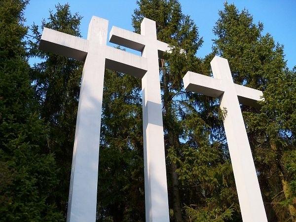 Krzyże górujące nad cmentarzem palmirskim