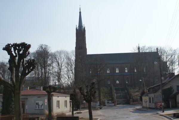 kościół w Sulejowie pw. św. Floriana z 1903 r. murowany z cegły, w stylu neogotyckim