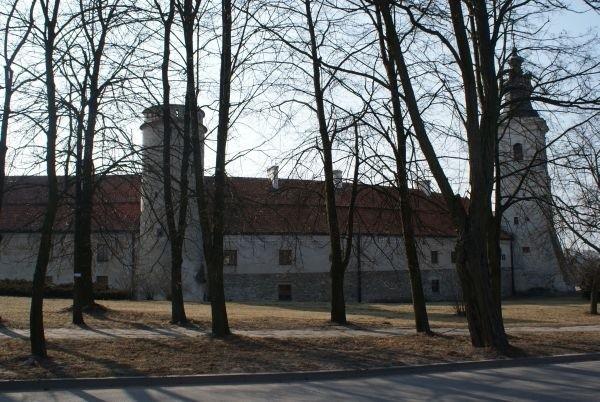 w opactwie znajduje się min. barokowy kościół św. Tomasza z XIII w.