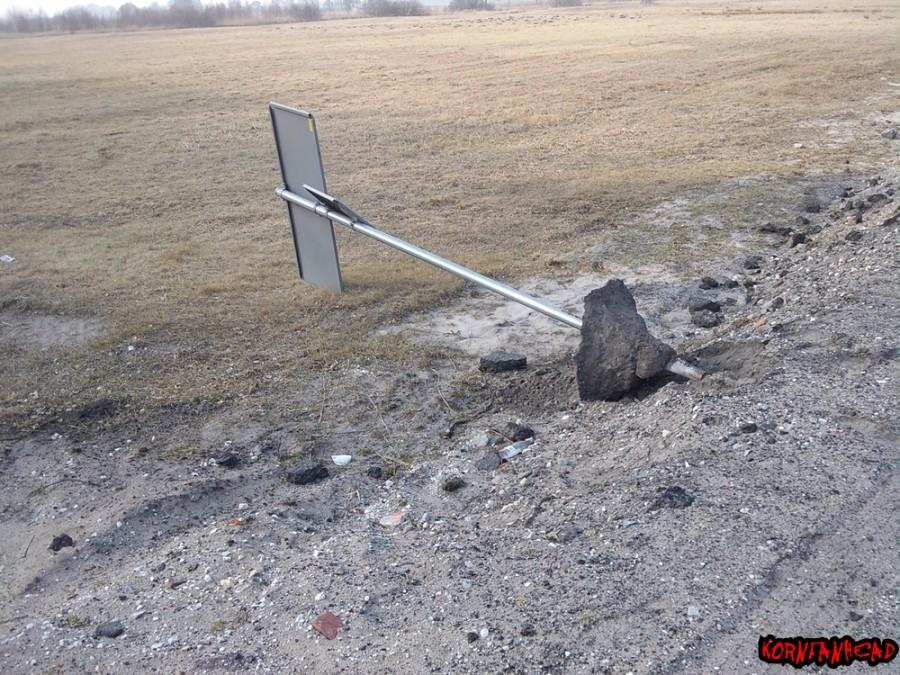 Znowu jakimś debilom się nudziło i dla zabawy przewrócili znak.