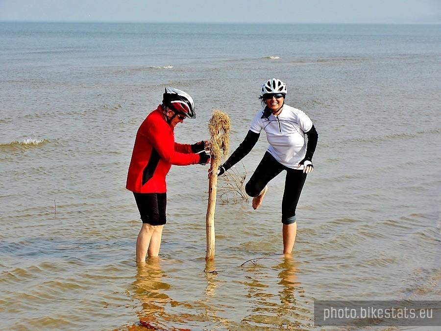 Marek próbuje podpalić marzannę, ale chyba włosy były za wilgotne