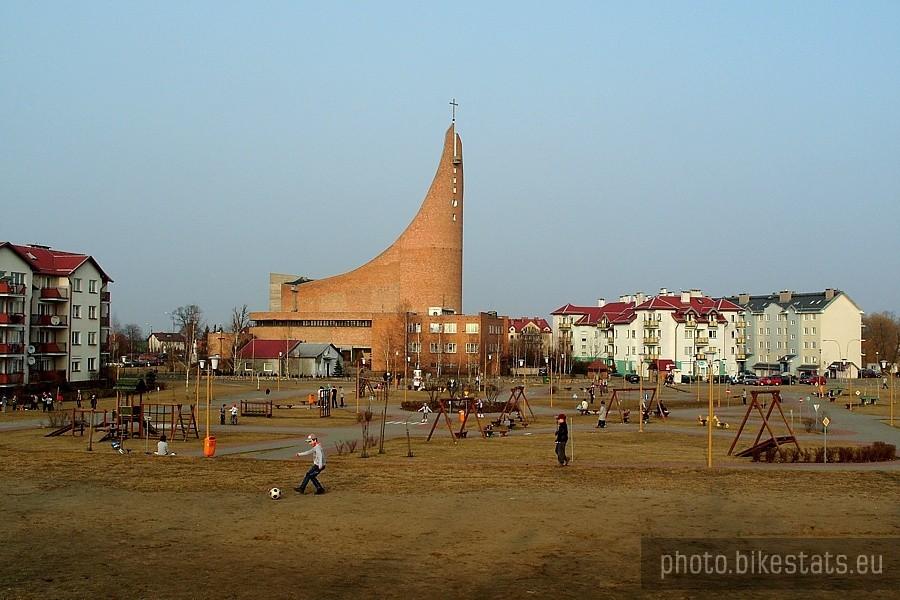 Plac zabaw na osiedlu Bajkowy i kościół N.M.P. Matki Kościoła w Tczewie.