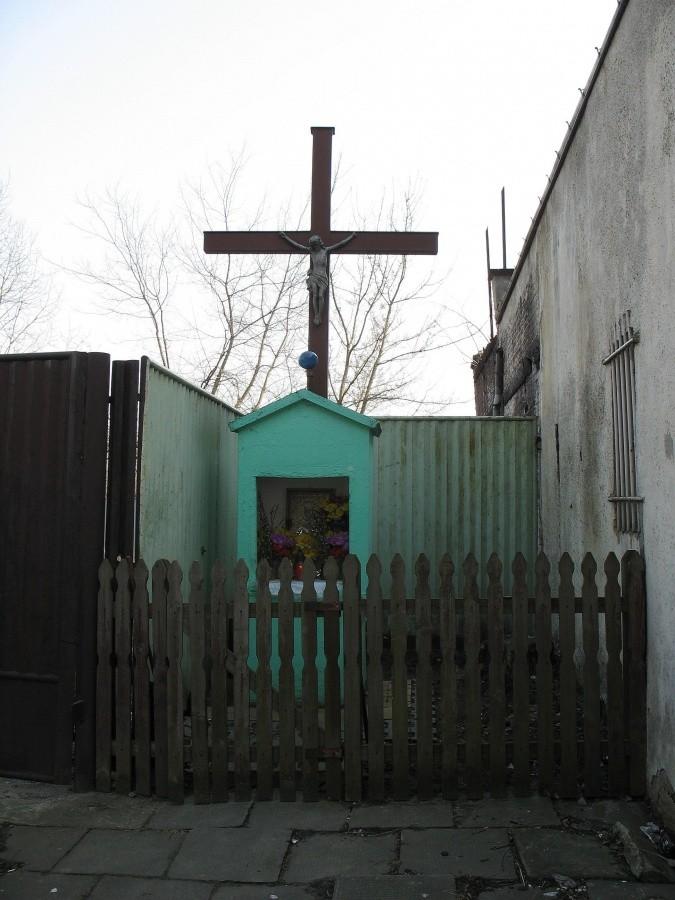 Krzyż z kapliczka, przy kamienicy na ul. Sierakowskiego 4