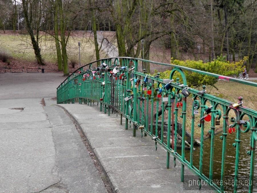 Kłódki nowożeńców na poręczach mostku nad jeziorem Rusałka.