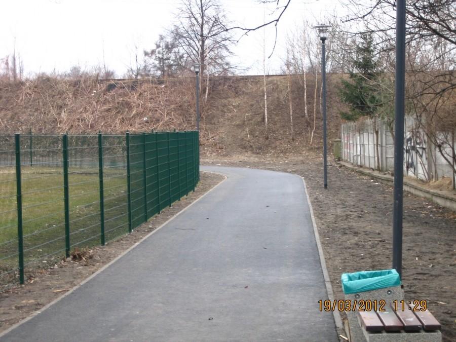 wjazd na ścieżkę od strony kościoła pod wezwaniem Chrystusa Dobrego Pasterza w Batorym