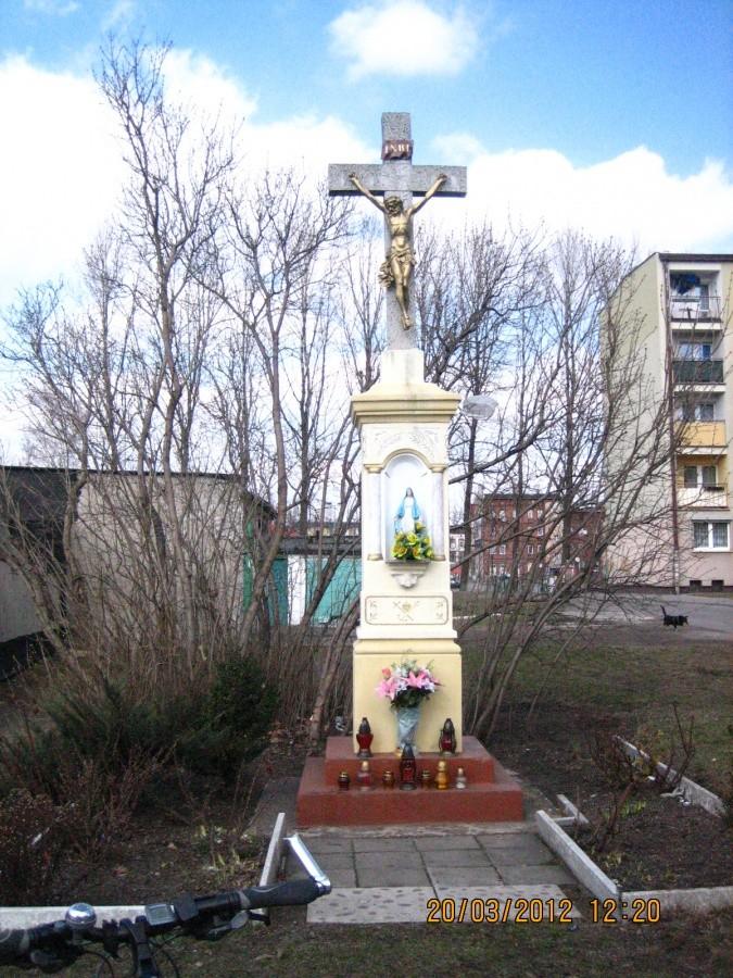 Krzyż u zbiegu ulic świętej Kingi i dr Wincentego Styczyńskiego