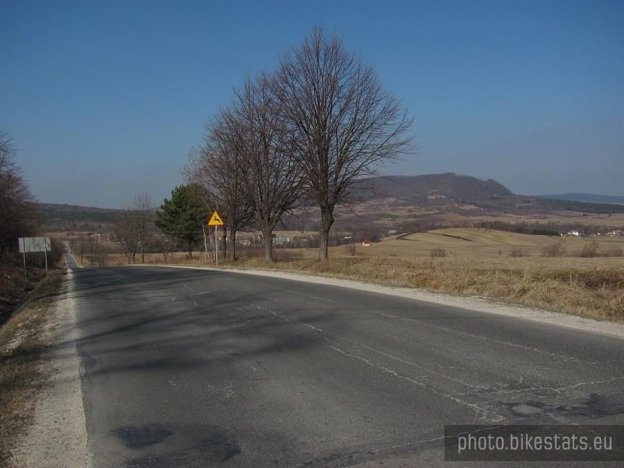 za pierwszą poważniejszą górką - skrzyżowanie koło Folusza